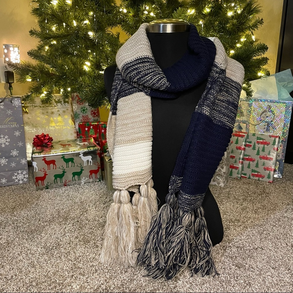 NWOT Beautiful Calvin Klein knit scarf - Picture 1 of 5